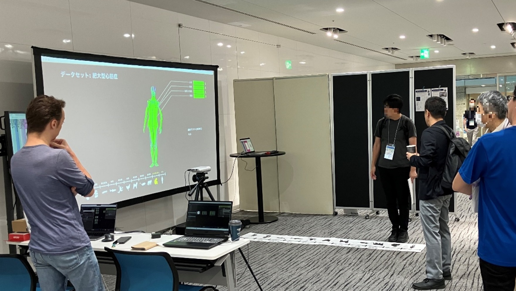 人体が動くブース展示の写真